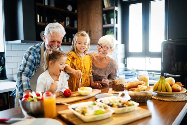 Glückliche Enkelinnen Beim Frühstück Mit Ihren Großeltern Hause — Stockfoto