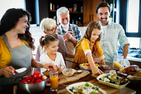 Büyükbabalar Ebeveynler Çocuklar Mutfakta Mutlu Vakit Geçiriyorlar Aile Yemekleri Konsepti — Stok fotoğraf