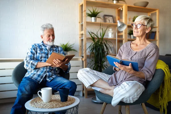 Glücklich Reifes Paar Entspannt Hause Zusammen — Stockfoto