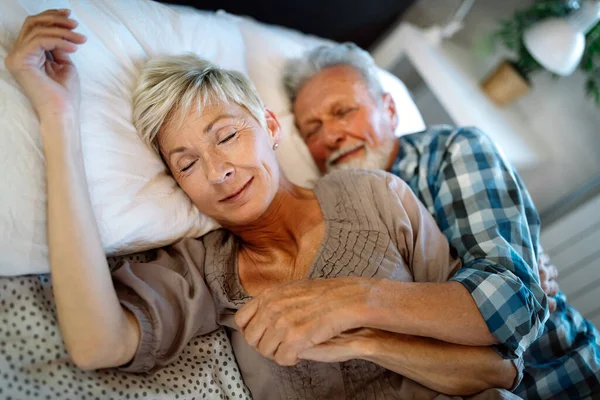 Glad Leende Äldre Par Omfamna Tillsammans Sovrummet — Stockfoto