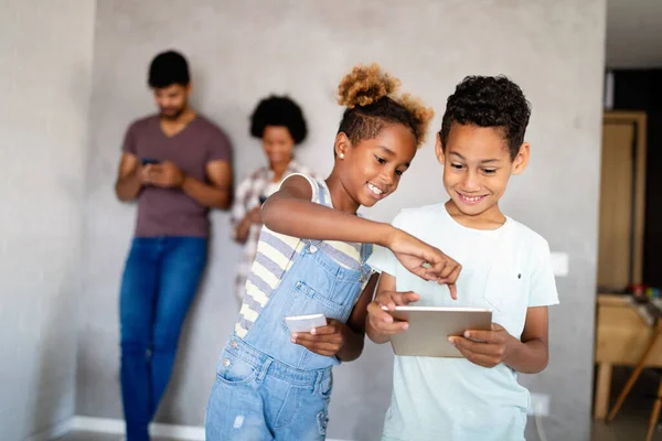 Familj Teknik Koncept Glad Afrikansk Amerikansk Familj Med Tekniska Enheter — Stockfoto