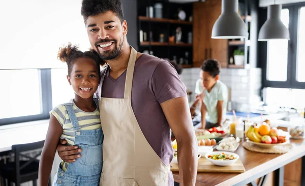 Счастливая Африканская Американская Семья Готовит Здоровые Органические Продукты Вместе Кухне — стоковое фото