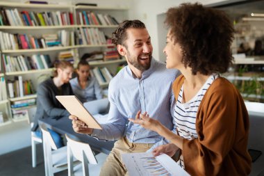 Ofisteki projede işbirliği yapan bir grup iş adamı.