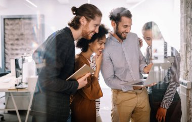 Ofisteki projede işbirliği yapan bir grup iş adamı.