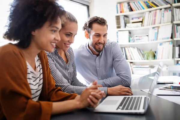 Programadores Que Cooperan Trabajando Empresa Tecnología Información — Foto de Stock