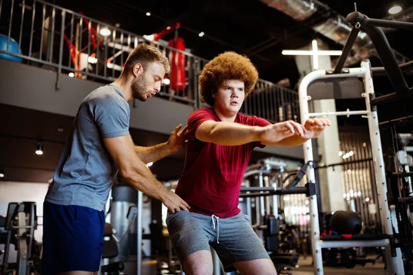 Sobrepeso Jovem Com Treinador Exercitando Ginásio Esporte Saúde Conceito Excesso — Fotografia de Stock