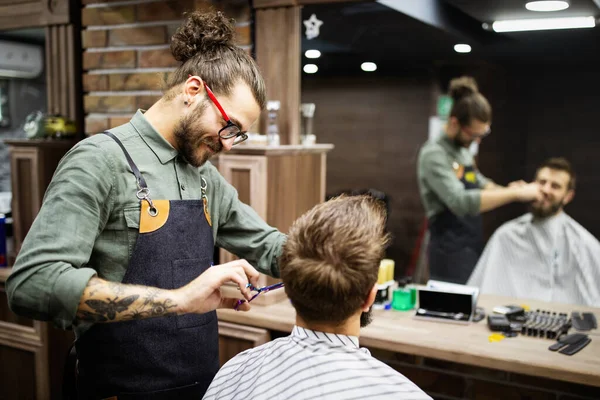 Hombre Guapo Durante Barba Bigote Aseo Peluquería —  Fotos de Stock