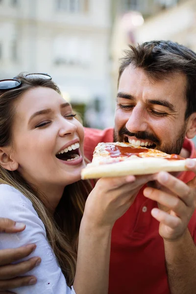快乐的夫妻一起笑着吃比萨饼 玩得很开心 — 图库照片