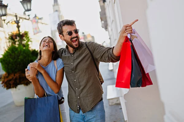 街の通りやショッピングを楽しんでいる観光客の幸せなカップル — ストック写真
