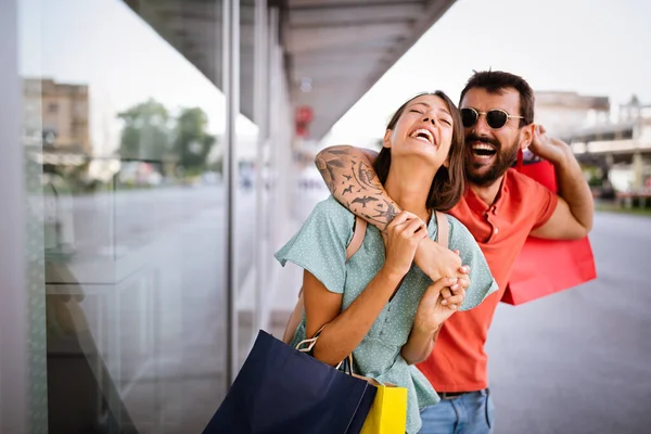 Joven Pareja Feliz Atractiva Con Bolsas Compras Aire Libre Ciudad — Foto de Stock