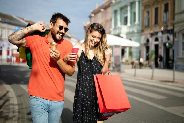 Glückliches Paar Mit Einkaufstüten Der Stadt Gemeinsam Spaß Haben — Stockfoto