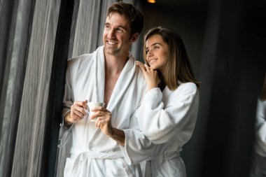 Birbirine aşık çiftler hafta sonunun tadını çıkarıyor ve dinleniyorlar.