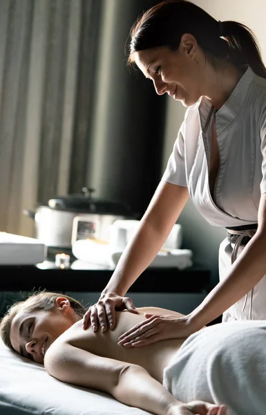 Femme Heureuse Relaxante Recevant Massage Dans Salon — Photo