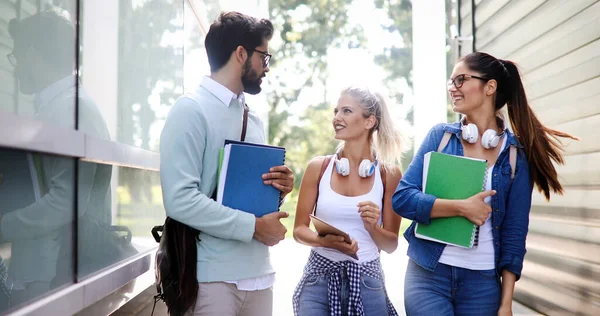 Happy College Studenten Studeren Campus Outdoor — Stockfoto