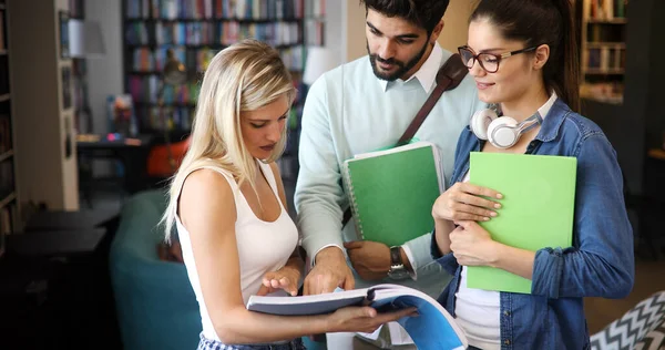 Felici Studenti Universitari Amici Che Studiano Con Libri All Università — Foto Stock