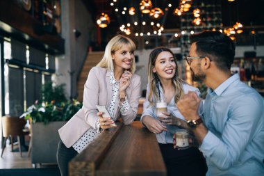 Kafede birlikte çalışan iş arkadaşları.