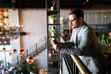 Ofiste bir yakışıklı emin iş adamı portresi