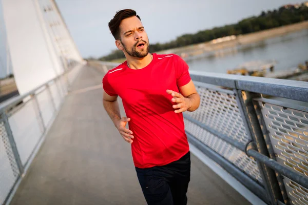 Guapo Joven Forma Hombre Corriendo Por Puente — Foto de Stock
