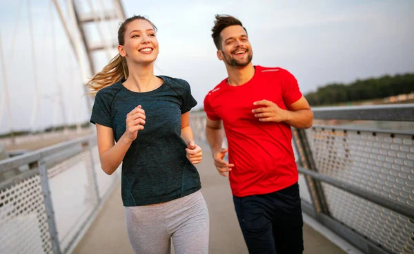 Felices Amigos Corriendo Por Puente Vivir Estilo Vida Saludable —  Fotos de Stock