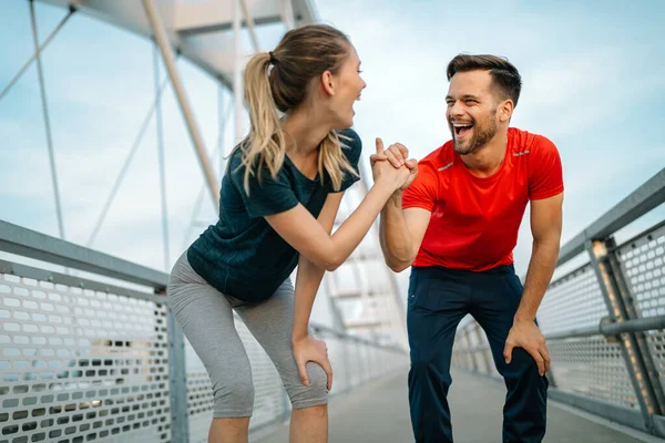 Amigos Felizes Atravessando Ponte Viver Estilo Vida Saudável — Fotografia de Stock