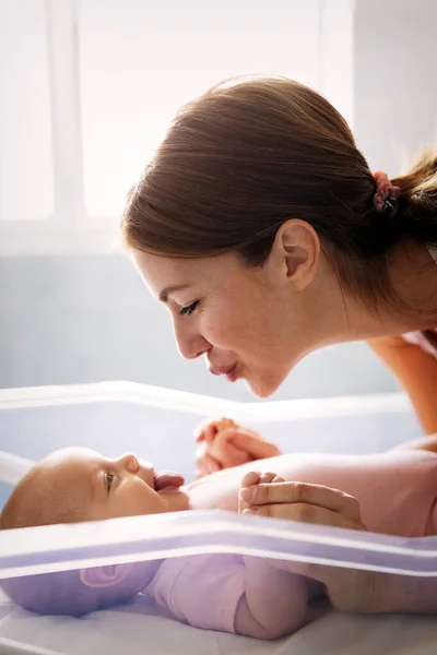 Retrato Mãe Feliz Brincando Com Bebê Doce Menina — Fotografia de Stock