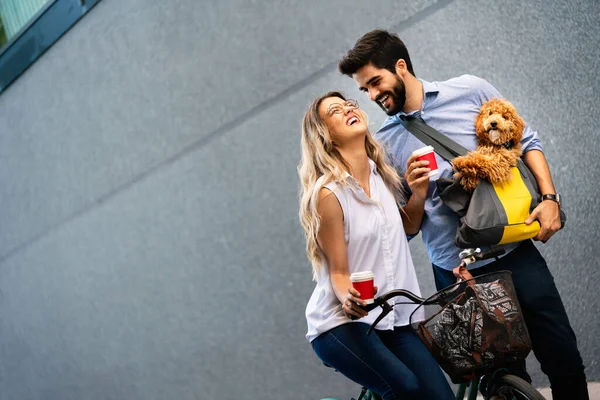 Glückliches Paar Verbringt Zeit Mit Hund Und Fahrrad — Stockfoto