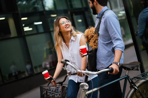 자전거 연애랑 데이트 도시에 자전거를 — 스톡 사진