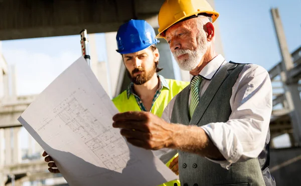 Equipo Seguro Arquitectos Ingenieros Que Trabajan Juntos Obra — Foto de Stock