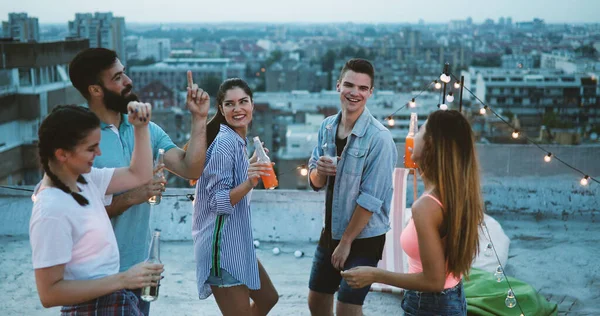 Amigos Felizes Fazendo Festa Topo Telhado Divertimento Verão Estilo Vida — Fotografia de Stock