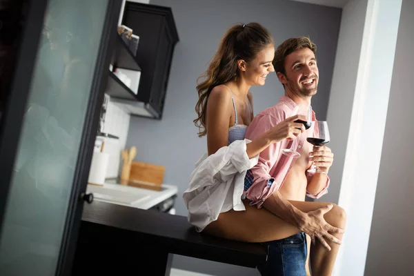 Attraktiv Schön Leidenschaftlich Paar Ist Having Sex Auf Küche — Stockfoto