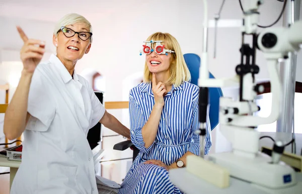 Modern Oftalmoloji Kliniğindeki Genç Hastayı Inceleyen Optometrist — Stok fotoğraf