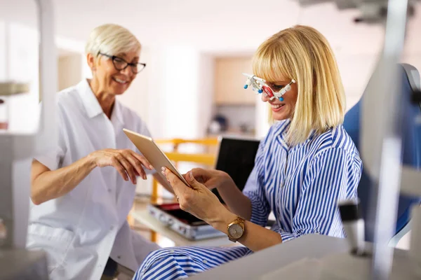 Optometrista Sênior Examinando Paciente Clínica Moderna Oftalmologia — Fotografia de Stock