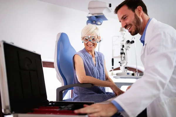 Concepto Oftalmológico Examen Visión Ocular Mujer Mayor Clínica Oftalmológica —  Fotos de Stock