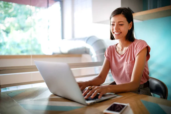 Gelukkig Casual Mooie Vrouw Werken Studeren Surfen Winkelen Een Laptop — Stockfoto