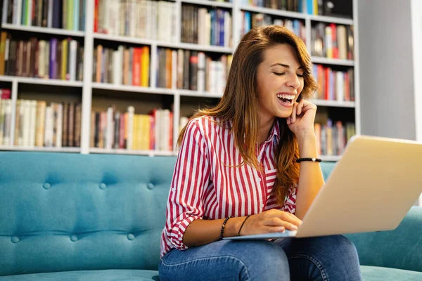 Mujer Joven Recibiendo Buenas Noticias Computadora Portátil — Foto de Stock