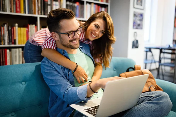 Jovem Casal Feliz Com Laptop Casa — Fotografia de Stock