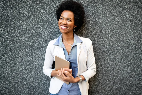 Retrato Mulher Africana Sorridente Andando Cidade Com Tablet Conceito Ocupado — Fotografia de Stock