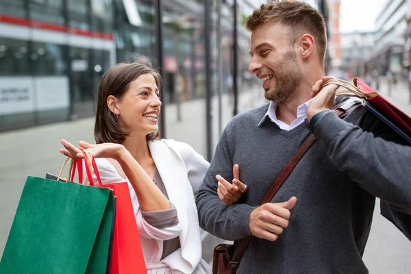 Jovem Casal Feliz Com Sacos Compras Cidade Pessoas Venda Amor — Fotografia de Stock