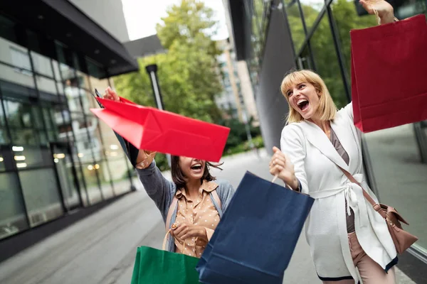 Groep Van Gelukkige Vrouwen Vrienden Winkelen Stad Plezier Hebben — Stockfoto