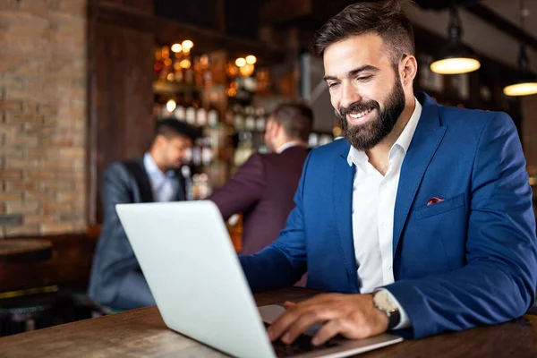 Bello Uomo Affari Che Usa Portatile Durante Pausa Lavoro Ristorante — Foto Stock