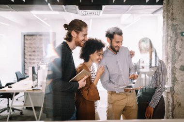 İş adamları ve ekip çalışması. Takım çalışması iş yeri kavramını başarıyla karşıladı.
