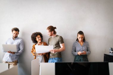 Görevdeki projede işbirliği yapan bir grup insan