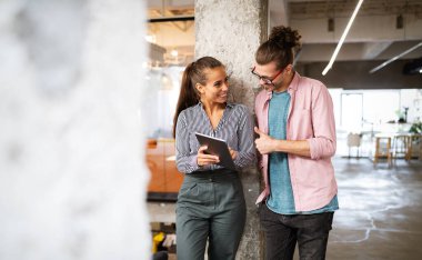 Mola sırasında internet üzerinden konuşan ve gezinen mutlu gençler