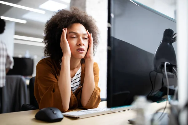 Overanstrengt Frustreret Ung Forretningskvinde Foran Computeren Kontoret - Stock-foto