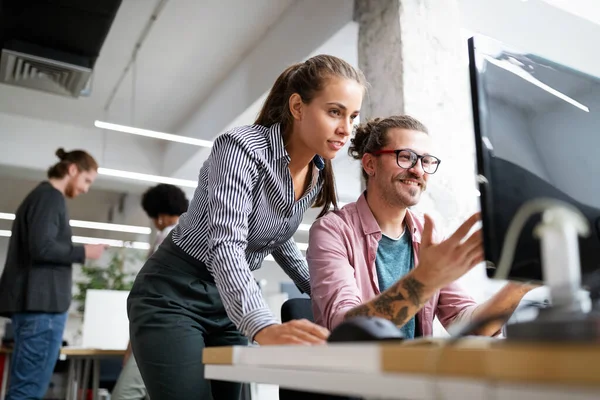 Lluvia Ideas Del Equipo Equipo Gerentes Creativos Trabaja Con Nuevo —  Fotos de Stock