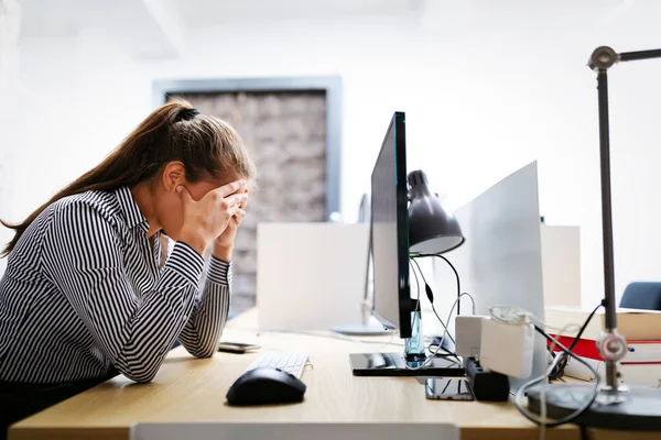 Excesso Trabalho Frustrado Jovem Empresária Frente Computador Escritório — Fotografia de Stock