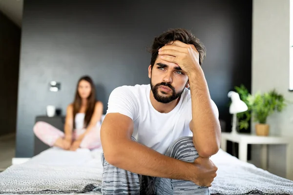 Boldogtalan Pár Vitatkoznak Szexuális Problémák Ágyban — Stock Fotó