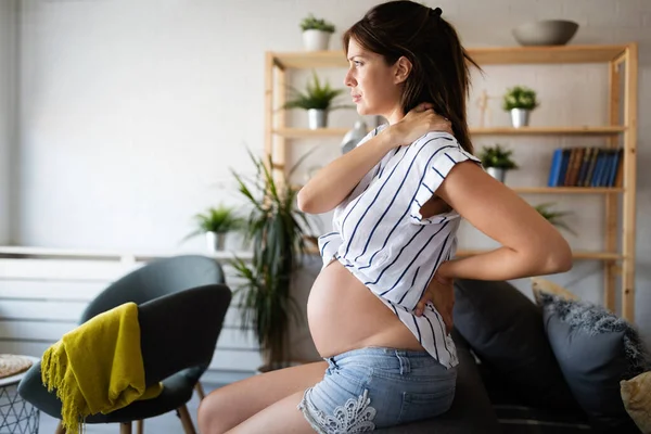 Mooie Zwangere Vrouw Verwacht Baby Met Pijn — Stockfoto