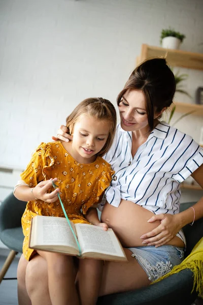 Μητέρα Την Όμορφη Κόρη Της Διαβάζει Ένα Βιβλίο Στο Σπίτι — Φωτογραφία Αρχείου