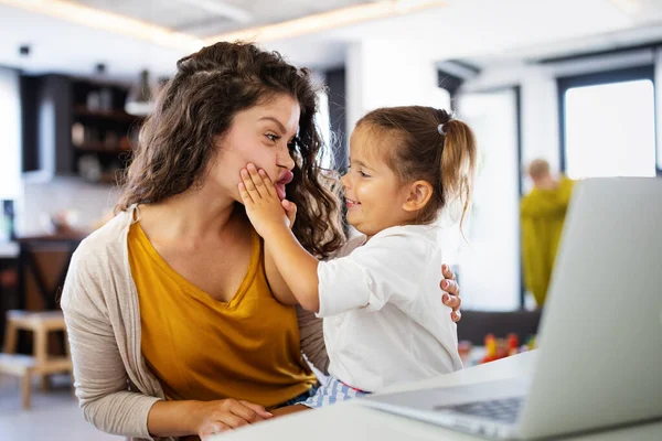 Hermosa Madre Casa Tratando Trabajar Con Niño Distrayéndola — Foto de Stock